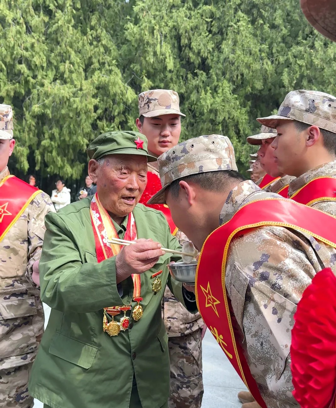“百岁抗战老兵”张继学为入伍新兵投喂饺子壮行
